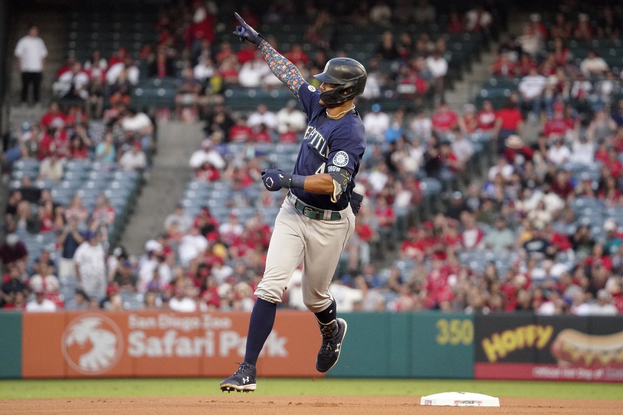 Eugenio Suarez still gets his kicks with Mariners - Our Esquina