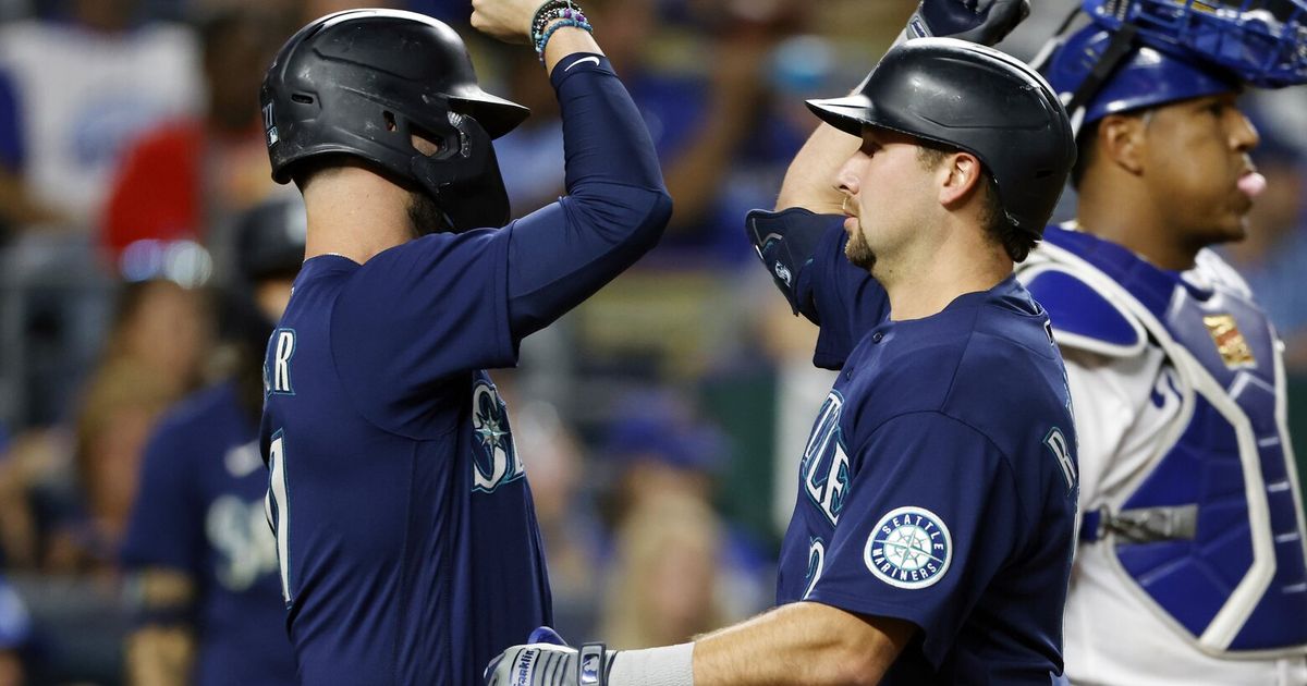 Listless Mariners fall to Astros as playoff hopes take a hit