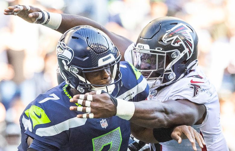 One play after the Seahawks get the ball back via fumble in the fourth quarter, Geno Smith gives up an 8-yard sack to Lorenzo Carter. 221681