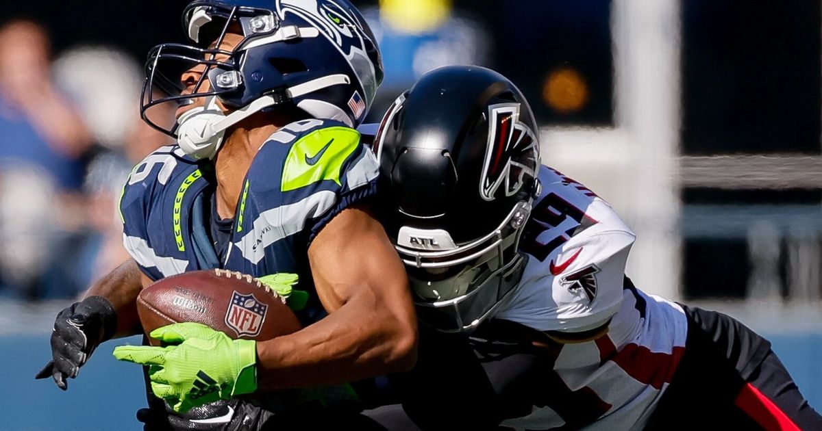 Tyler Lockett Eating an Eggo on the Throwback Set #shorts #nfl #seahawks 