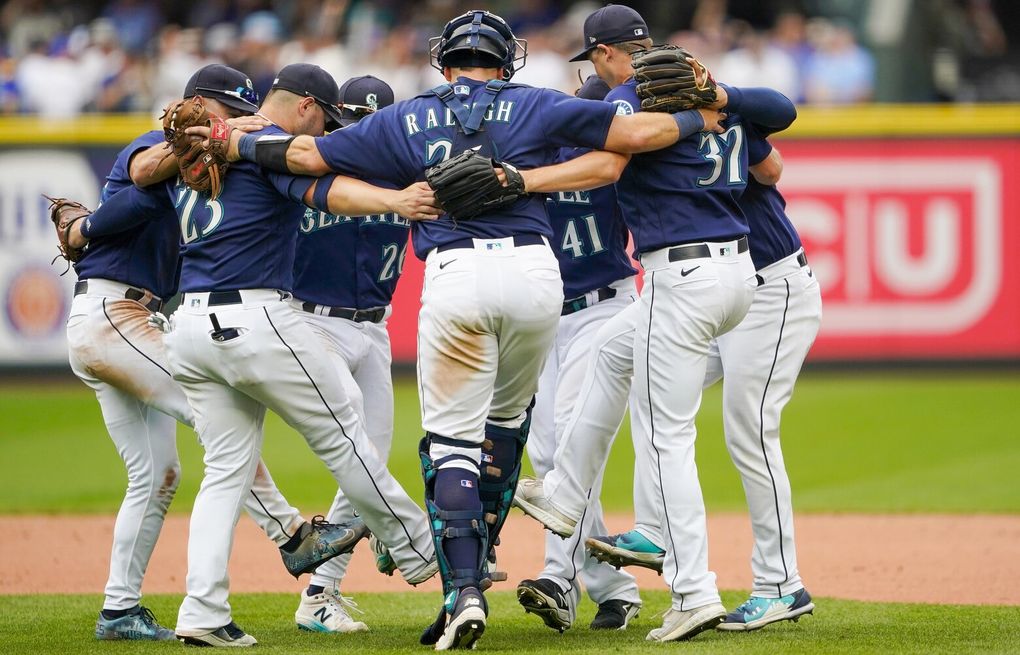 Mariners dance their way back to .500 behind another offensive