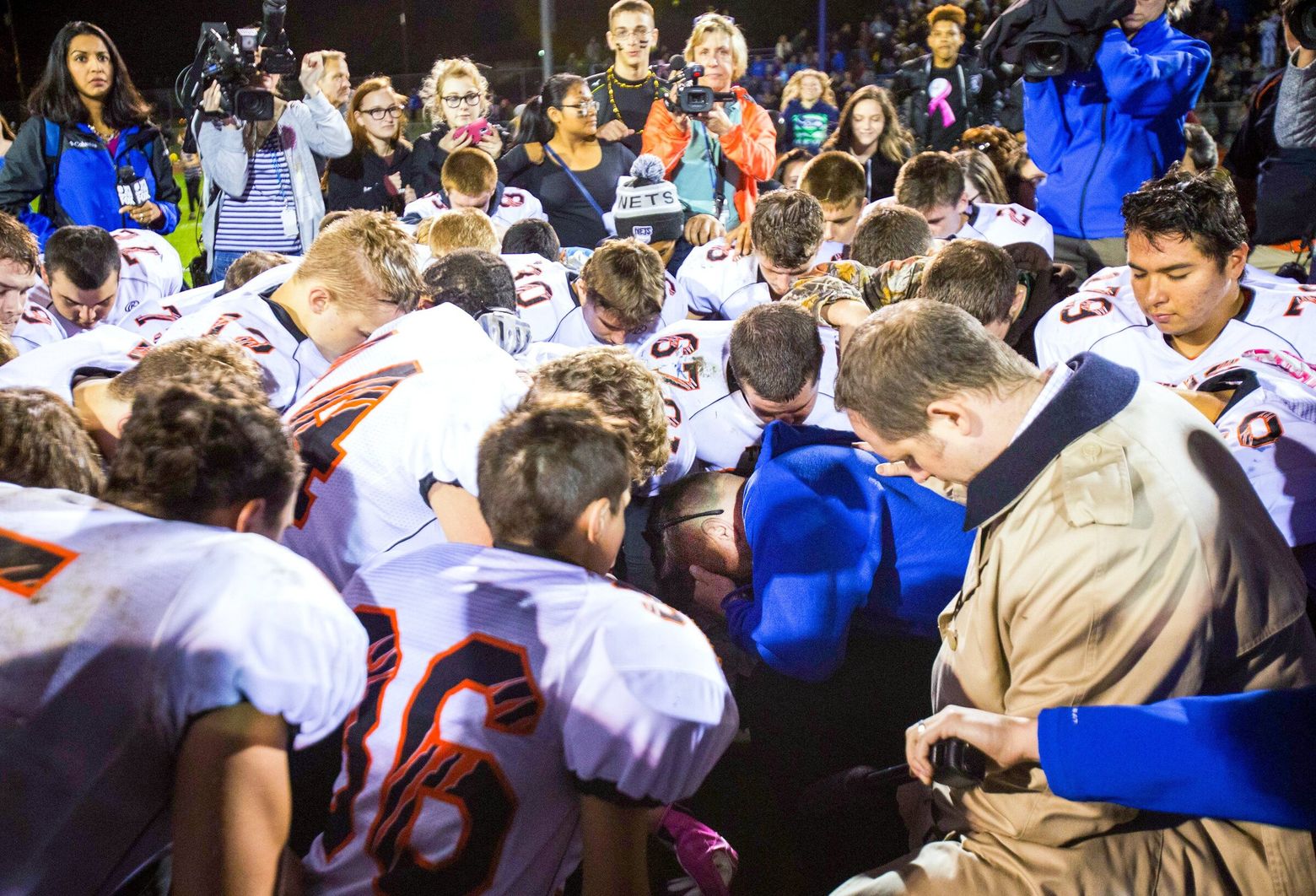 The story of the praying Bremerton coach keeps getting more surreal | The  Seattle Times