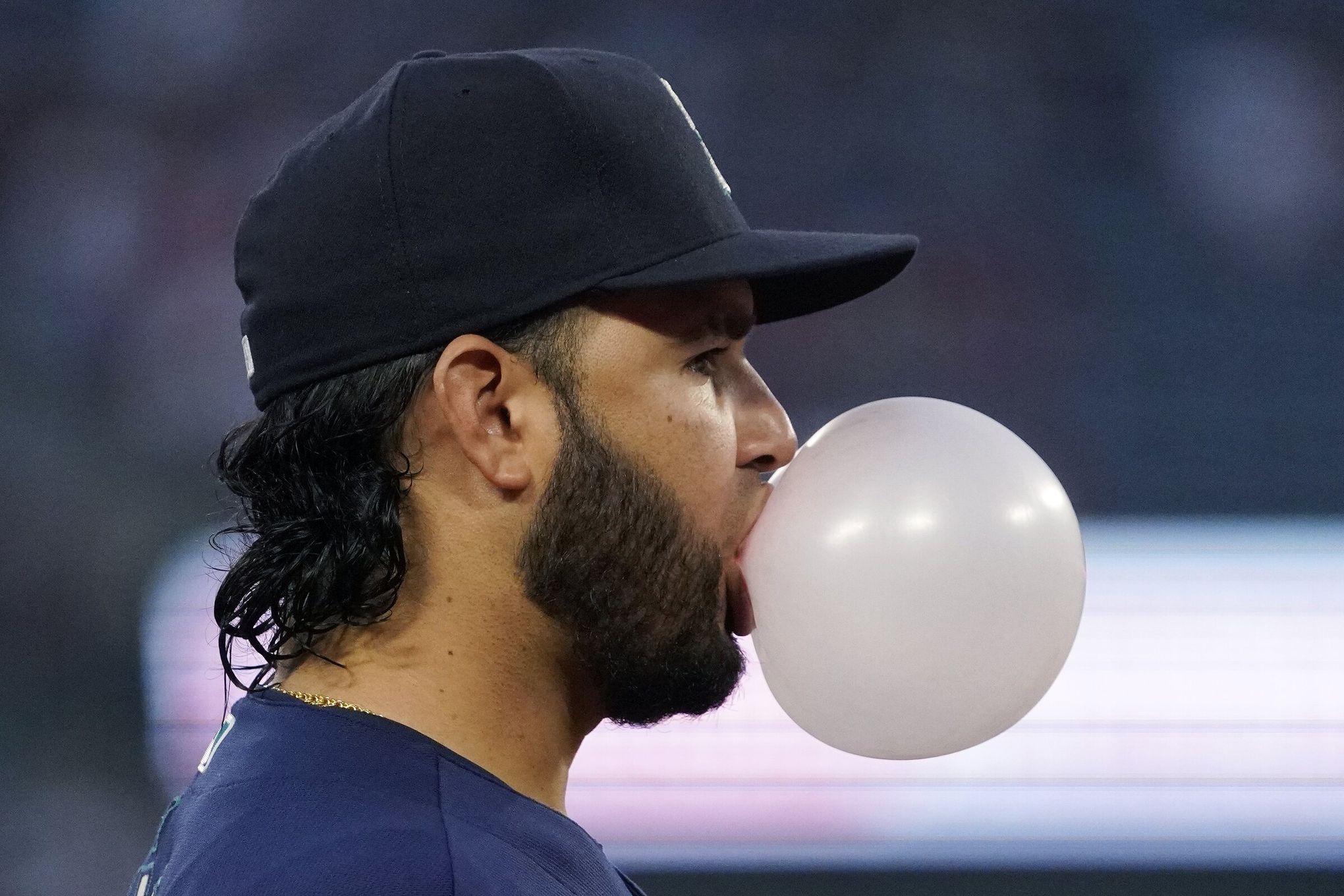 Eugenio Suarez: Bubble blowing skills gets attention of record holder