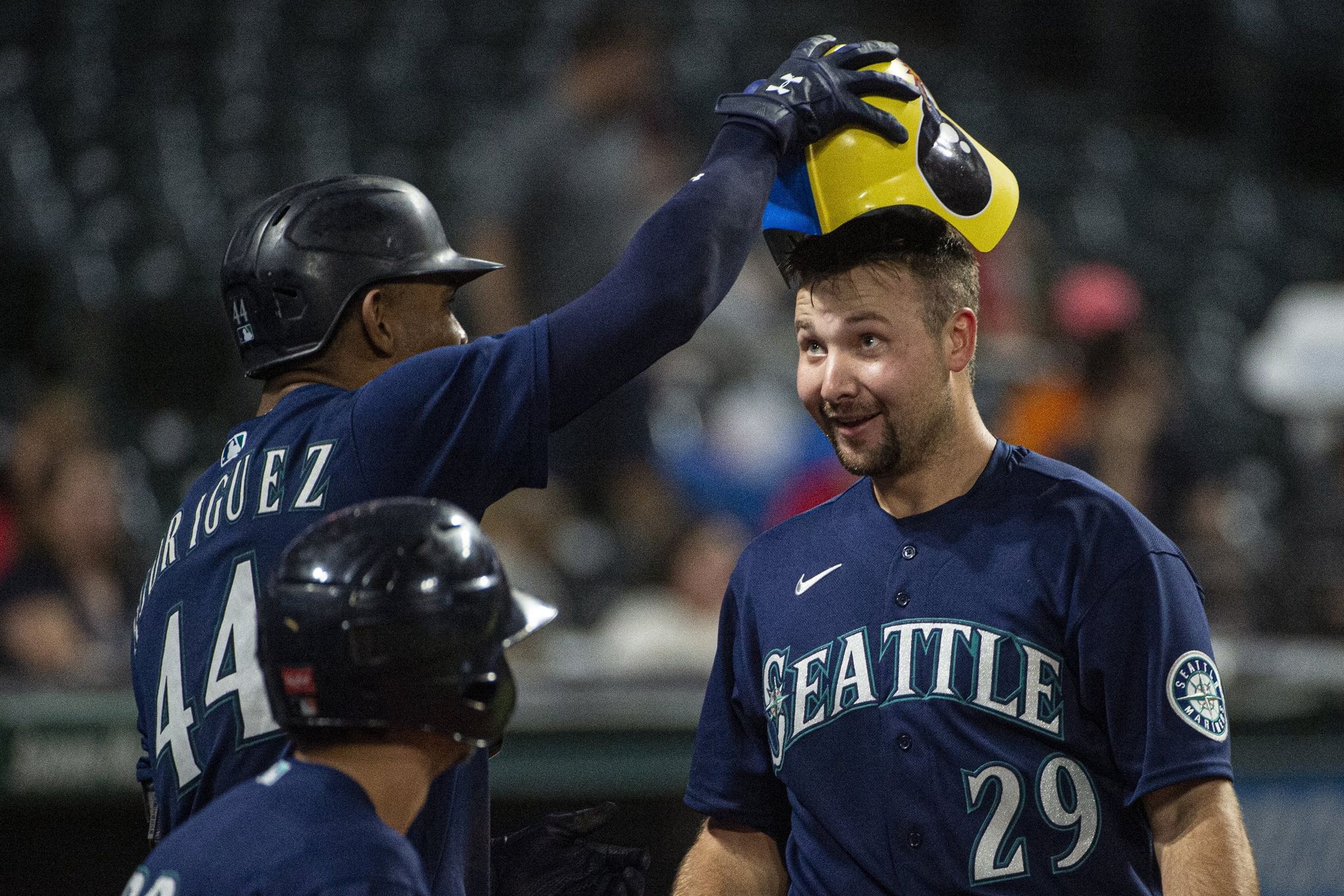 Back-and-forth slugfest helps Mariners avoid road sweep