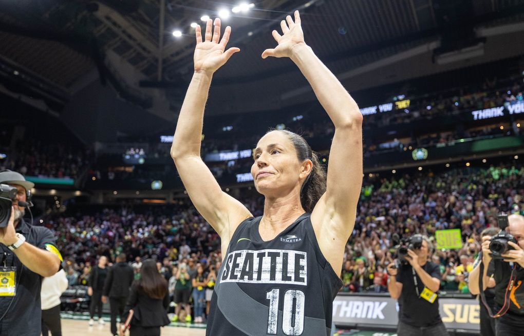 Sue Bird got a flower from a young fan for her last home game, and