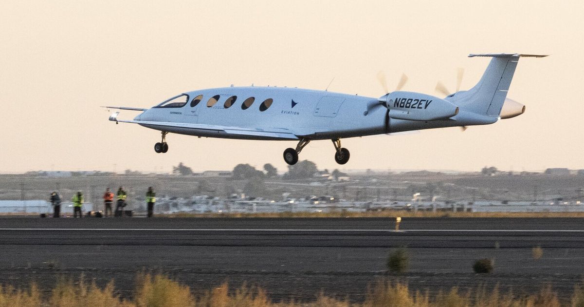 electric commuter airplane takes flight at Moses Lake | Seattle Times