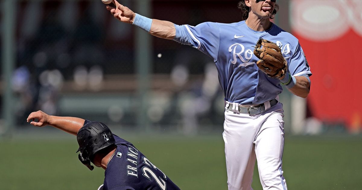 Mariners hand Royals 8th straight loss 