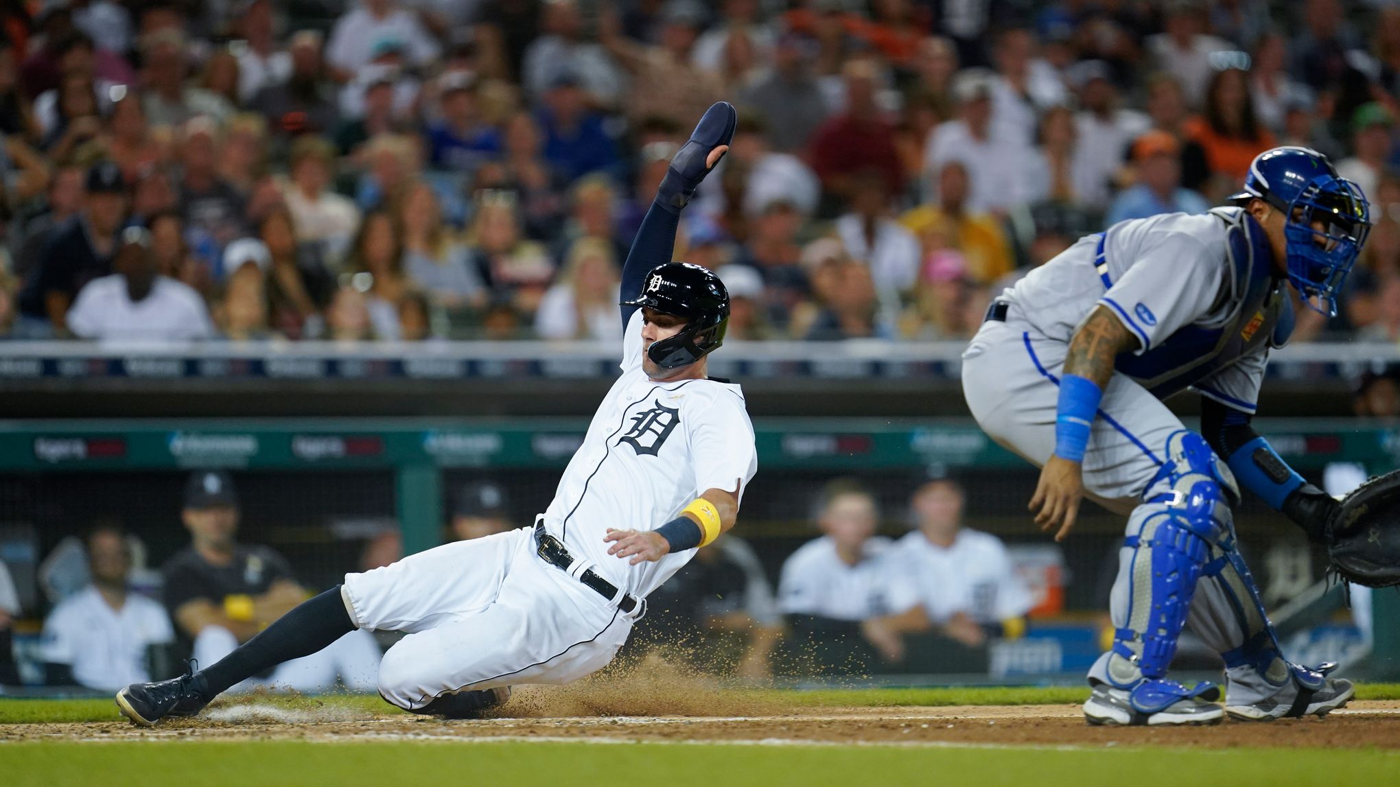 Kyle Isbel flies out to right fielder Willi Castro.