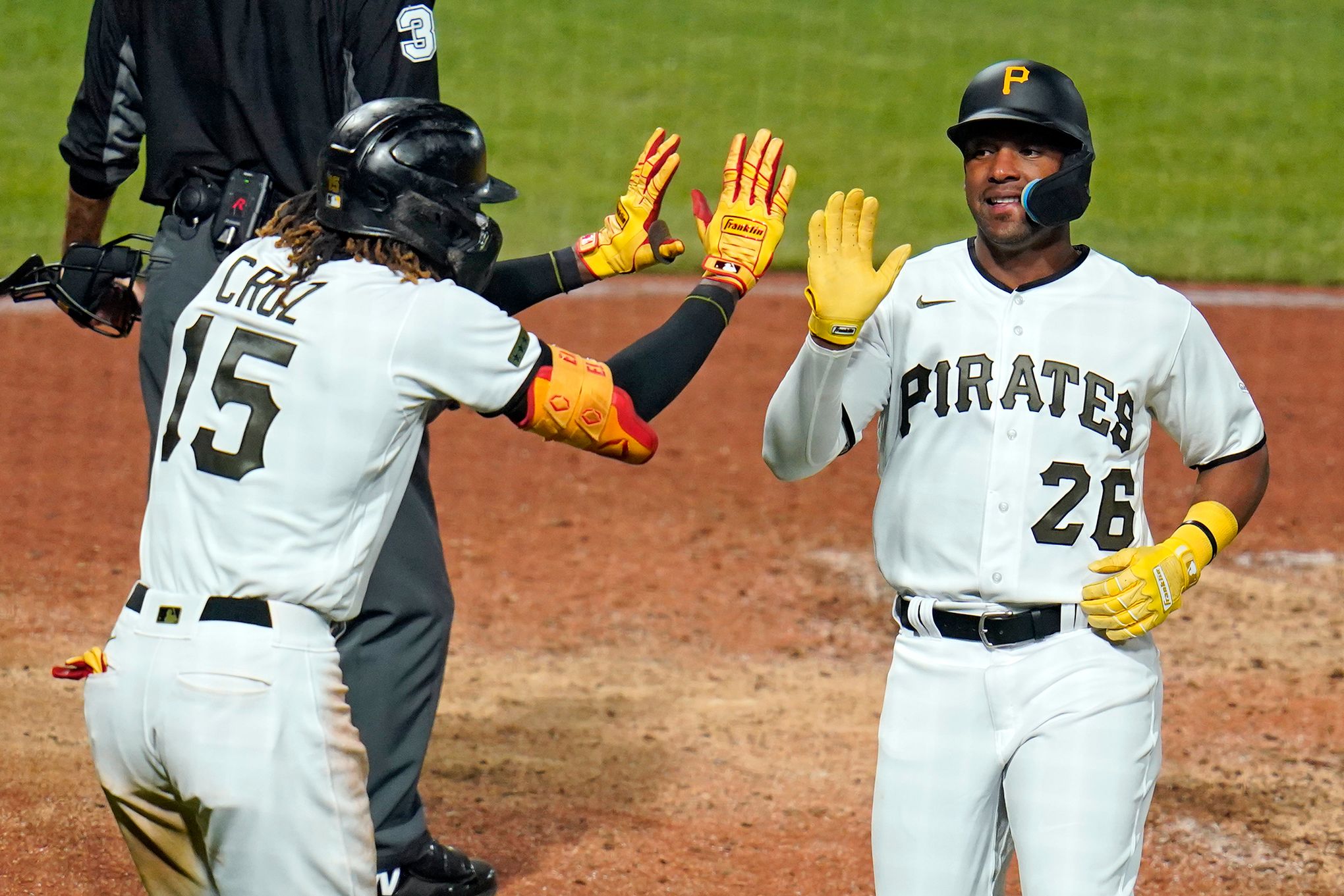 Cruz HR, drives in lead run, Pirates top Reds on opening day