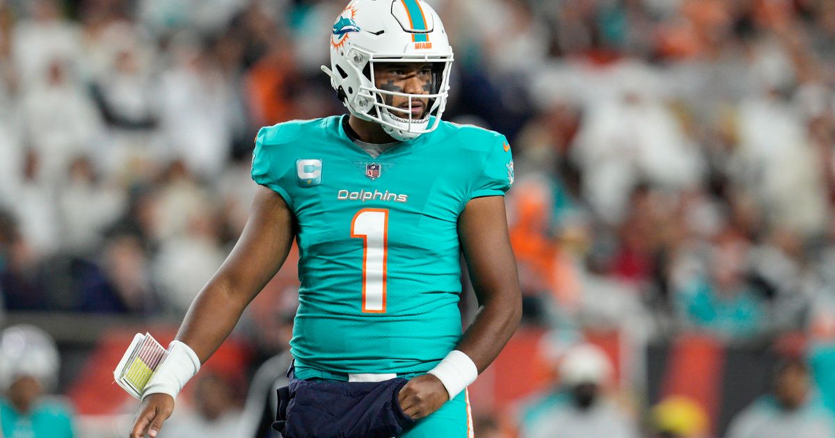 WATCH: Josh Uche Runs Through Dolphins Tackle En Route To Sacking Tua  Tagovailoa - CBS Boston