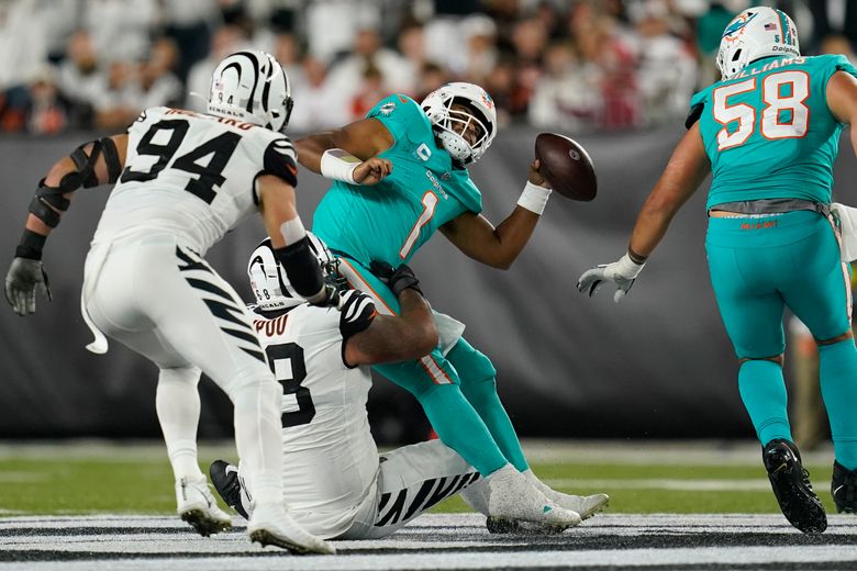 Cincinnati Bengals defensive tackle Josh Tupou (68) reacts during