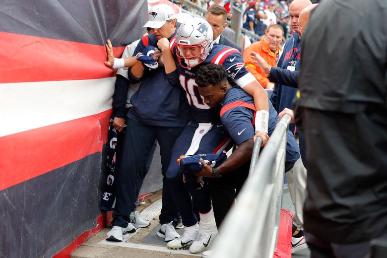 Patriots QB Jones leaves with leg injury after 3rd pick