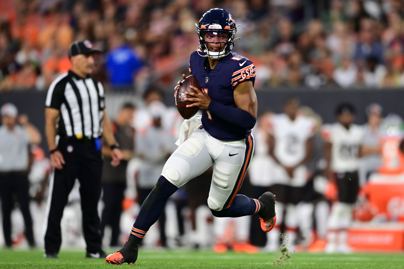 Fields hopes offseason work leads to jump for him, Bears