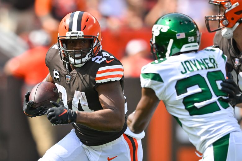 Cleveland Browns running back Nick Chubb (24) and Miami Dolphins