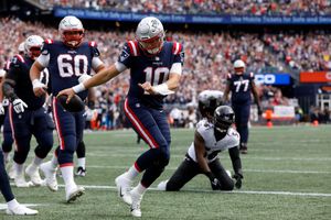 Lamar Jackson accounts for 5 TDs, Ravens hold off Patriots 37-26