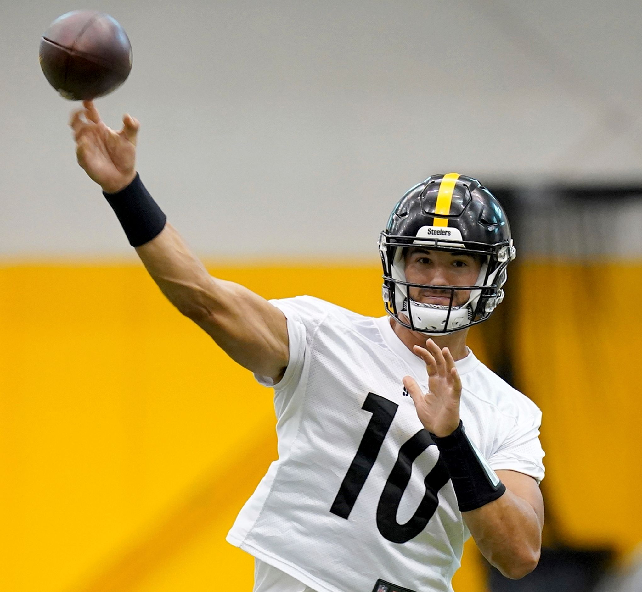 Steelers Coach Tomlin Won't Hold QB Kenny Pickett Back In Preseason