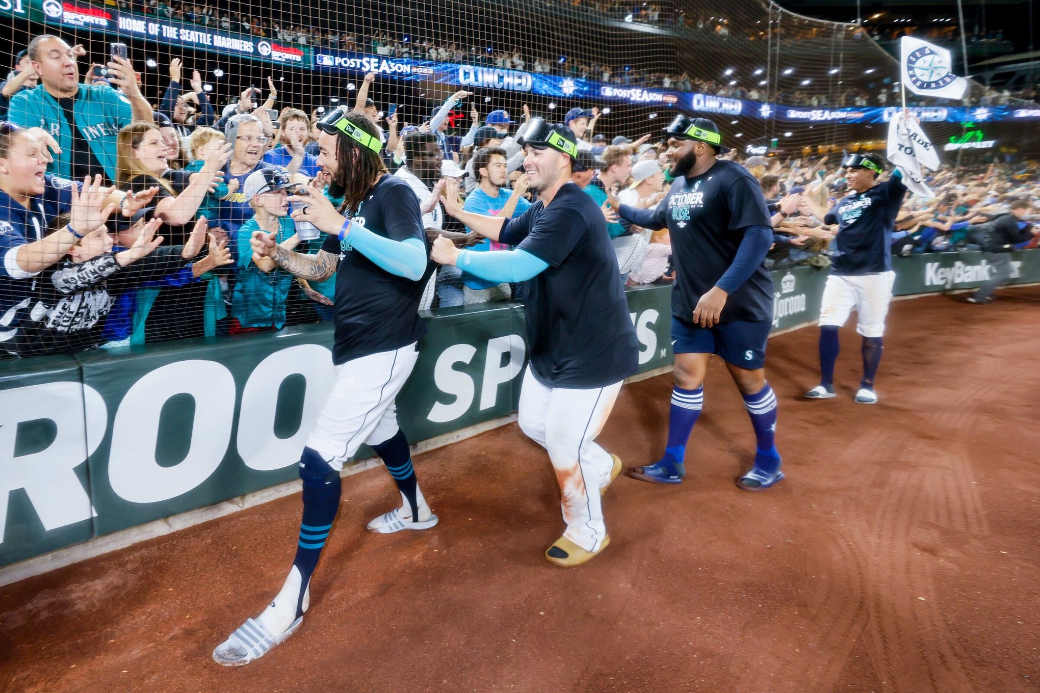 Mariners Clinch First Postseason Berth Since 2001 on Walk-Off Home Fun