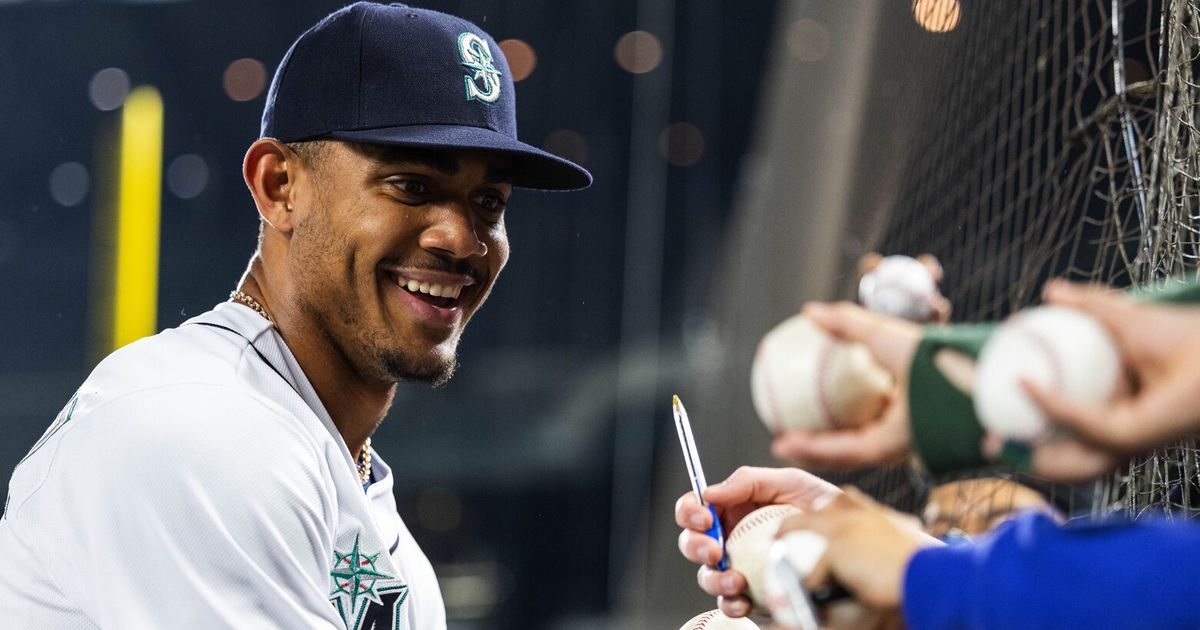 Mariners' Julio Rodríguez fools everyone with HR-robbing catch - Seattle  Sports
