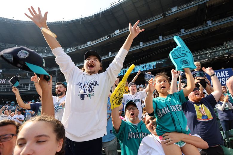 KUOW - Mariners fans celebrate a walk-off to the playoffs after waiting two  decades