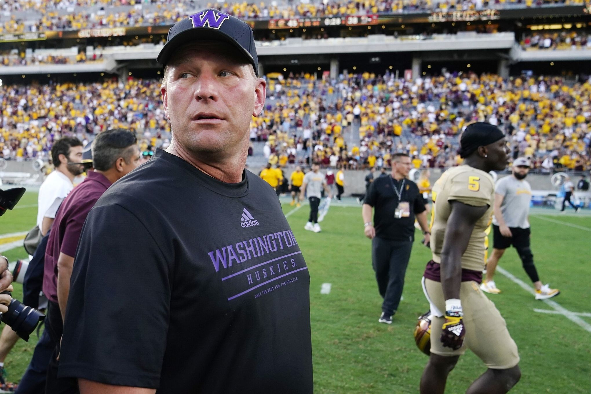 Arizona football vs. Washington final score: Wildcats hang with 7th-ranked  Huskies but can't pull upset before Family Weekend sellout - Arizona Desert  Swarm