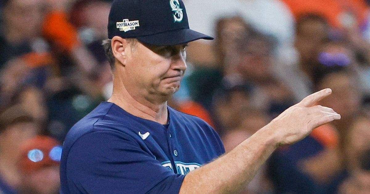 VERY LOUD] As Mariners manager Scott Servais tells his team it