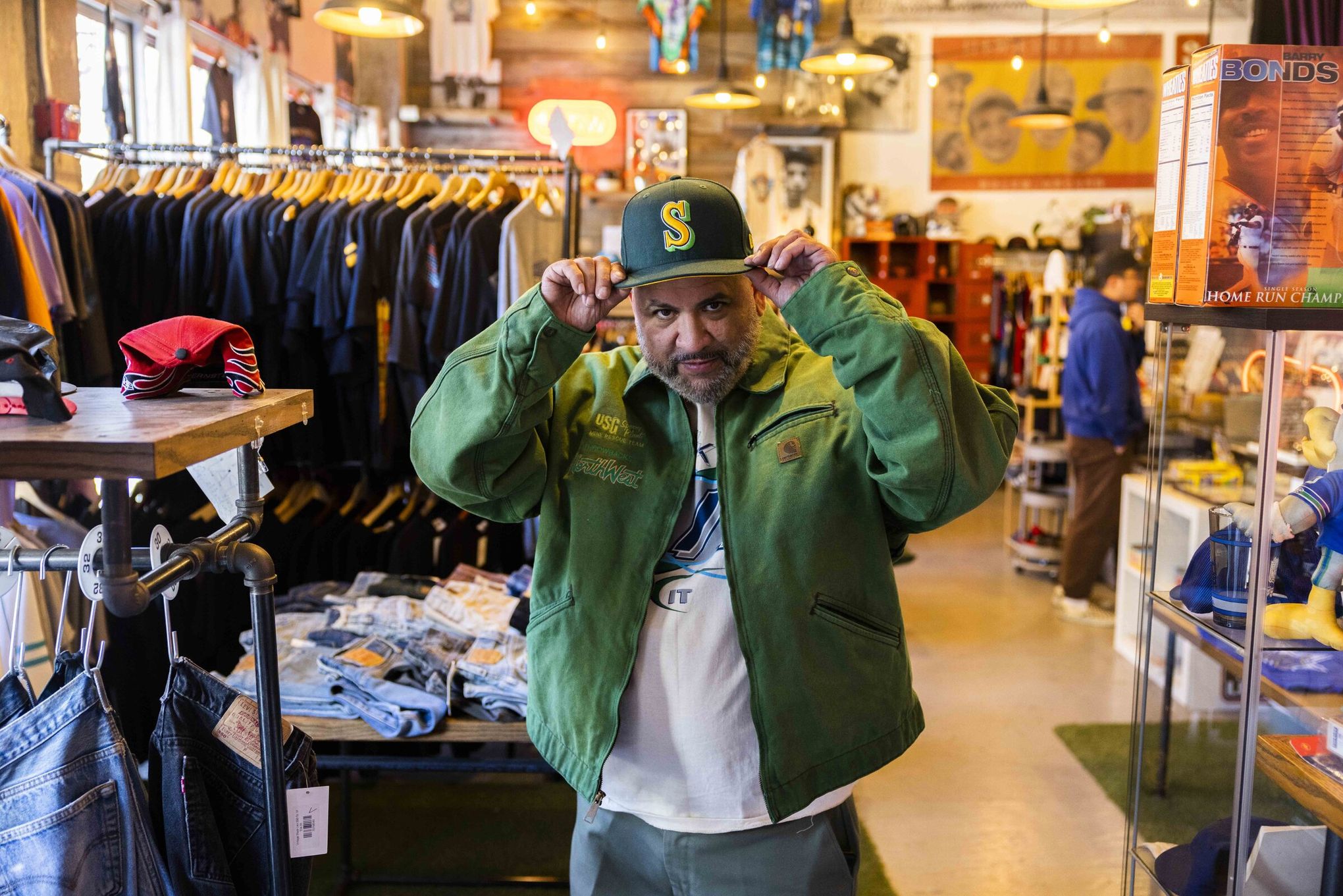 Mariners fans flock to vintage stores to buy 'piece of history