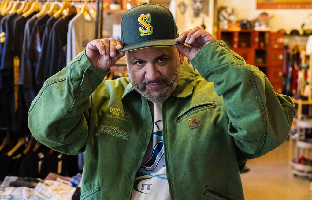 Mariners fans flock to vintage stores to buy 'piece of history