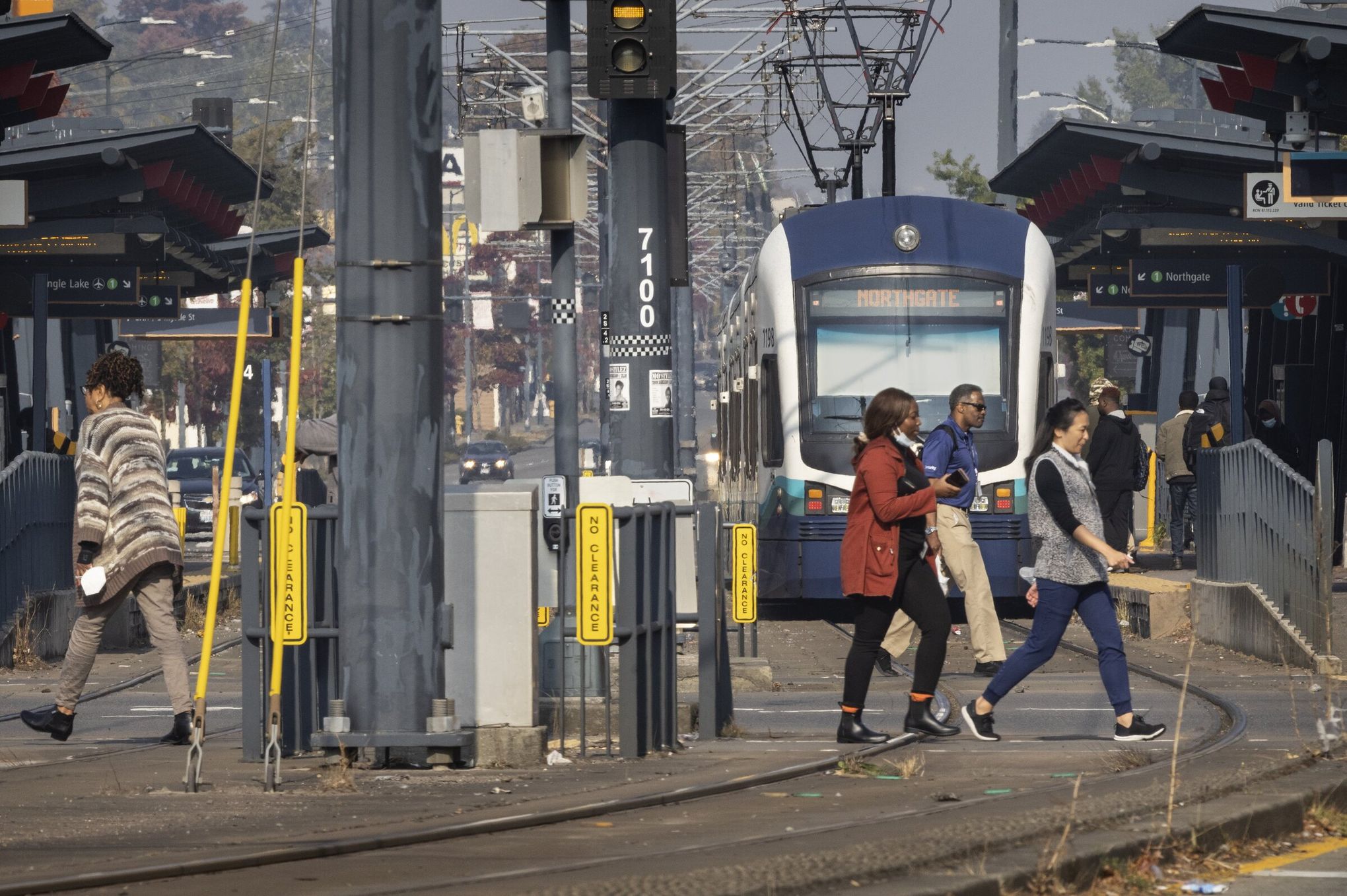 Power outage briefly halts light-rail trains in downtown Seattle