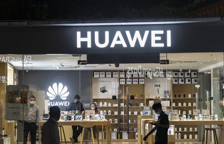 FILE – Shoppers walk past a Huawei store at a mall in Shanghai, China, on Sept. 28, 2022. (Qilai Shen/The New York Times) 