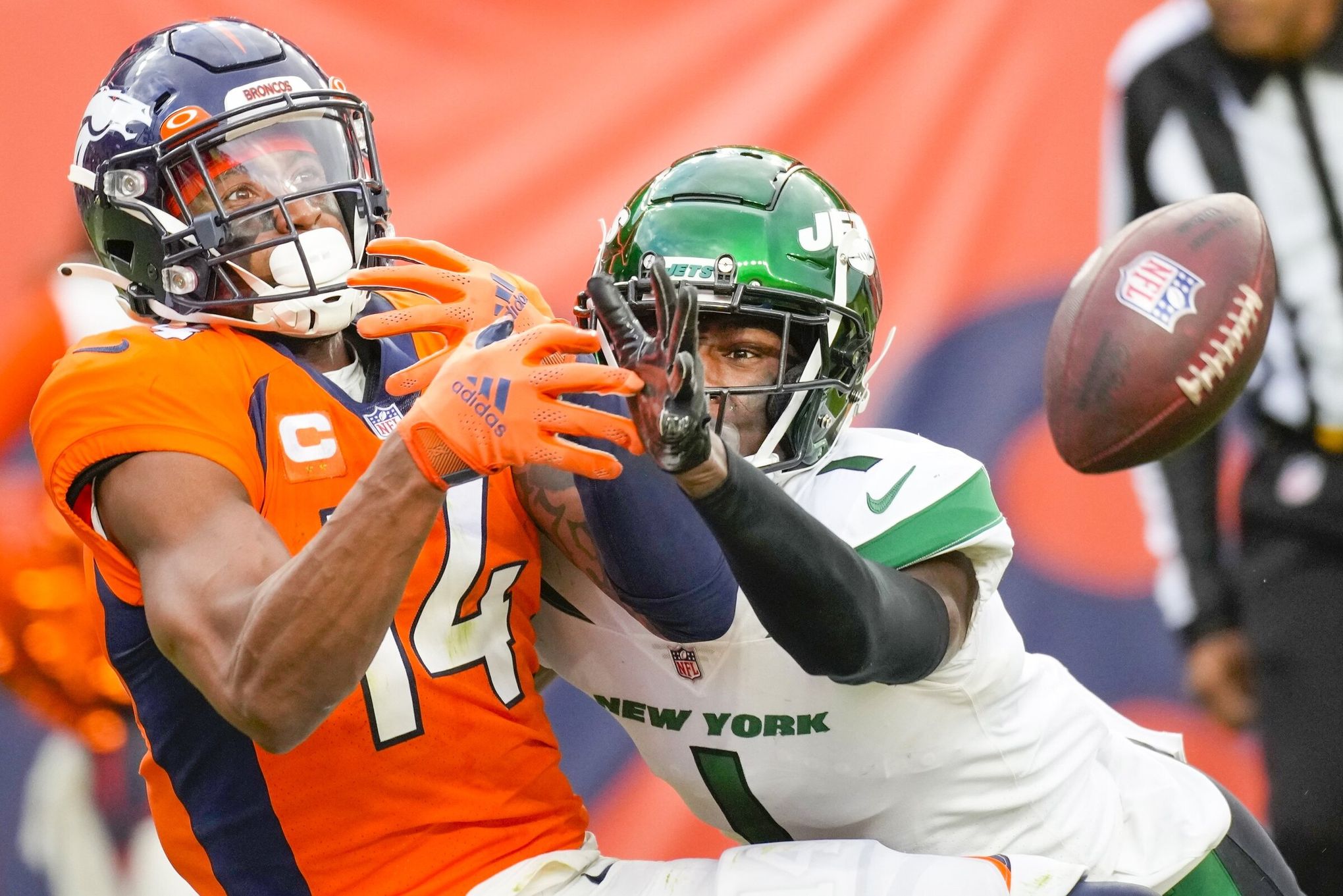 Breece Hall hurt after 62-yard TD in Jets' 16-9 win over Broncos