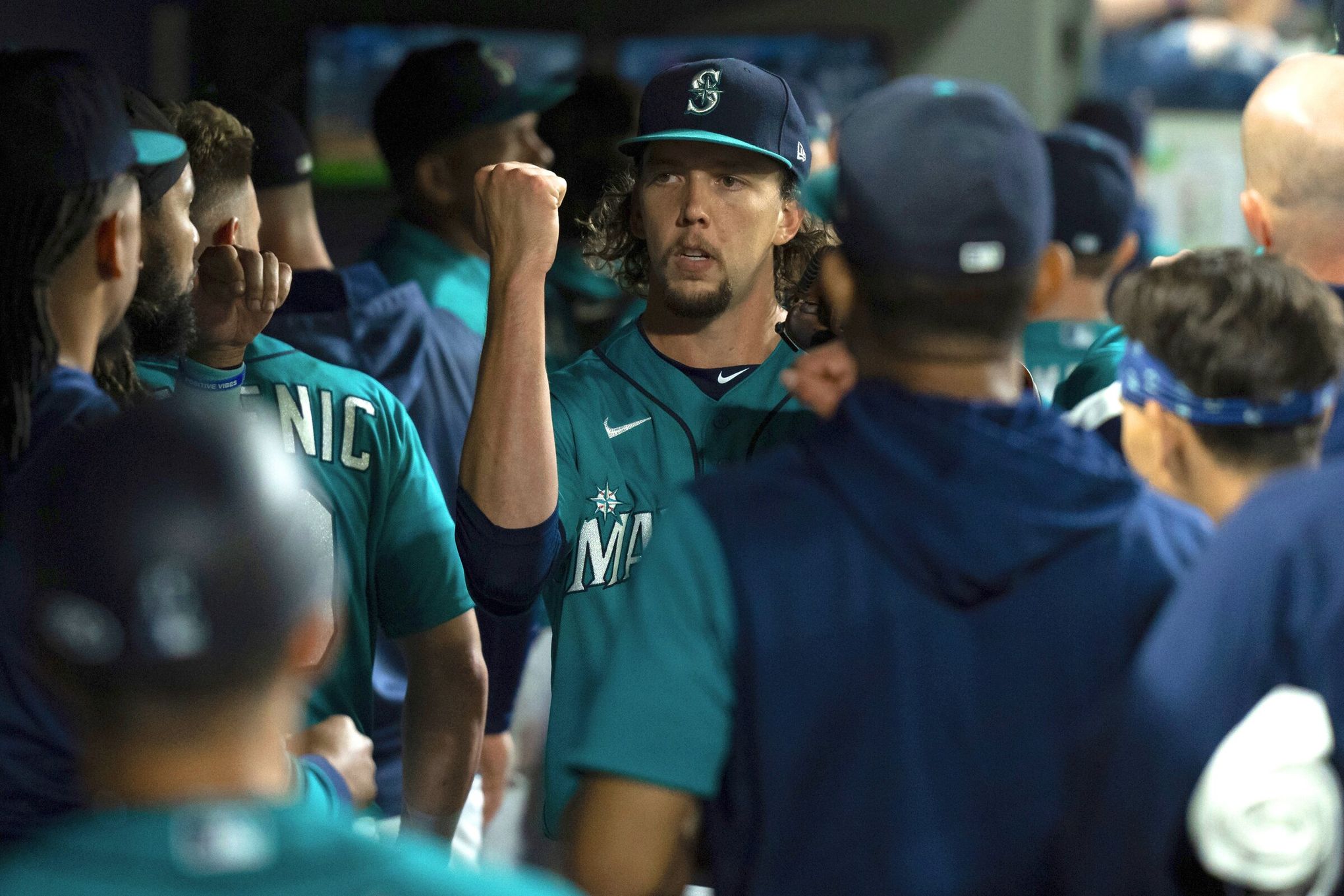 Fan shows his support for both Astros, Mariners in ALDS