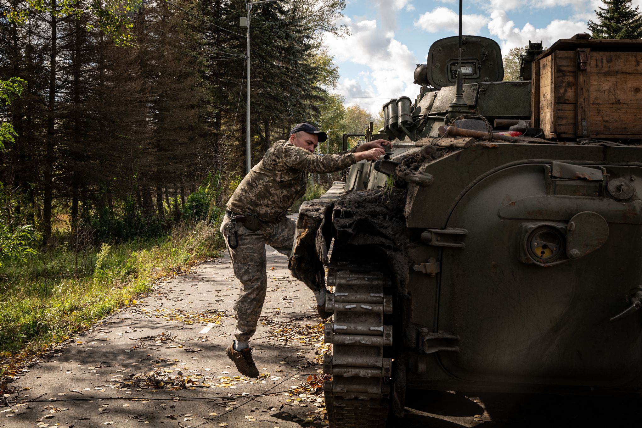 Russian tank obliterates civilian car in Ukraine: video