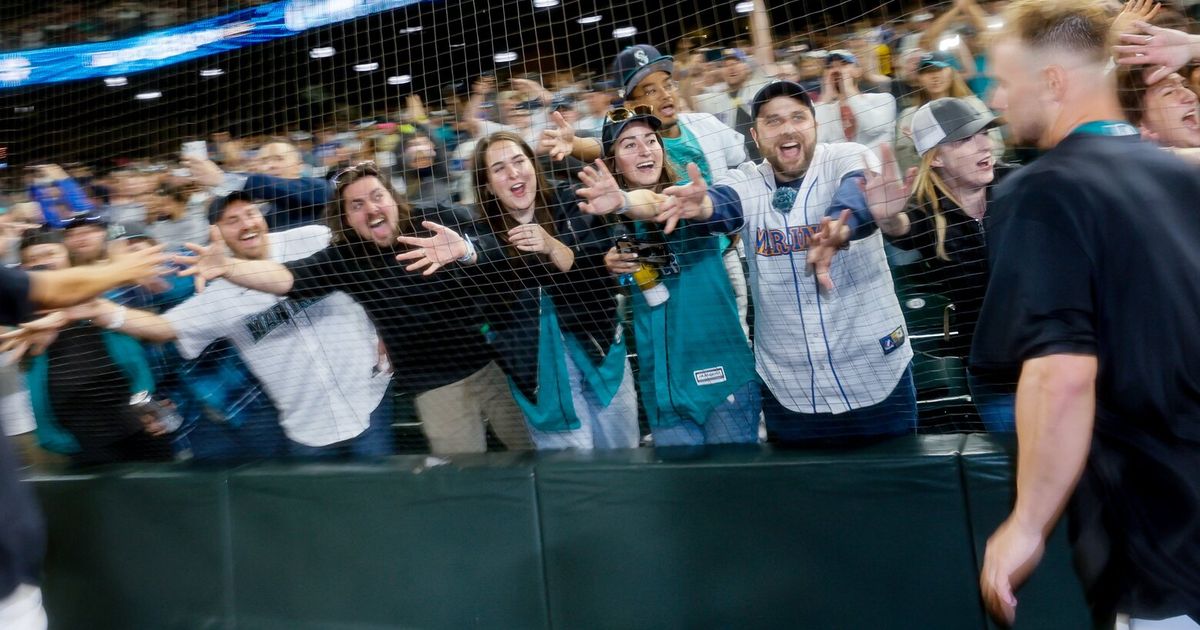 Mariners fans celebrate Wild Card Game win