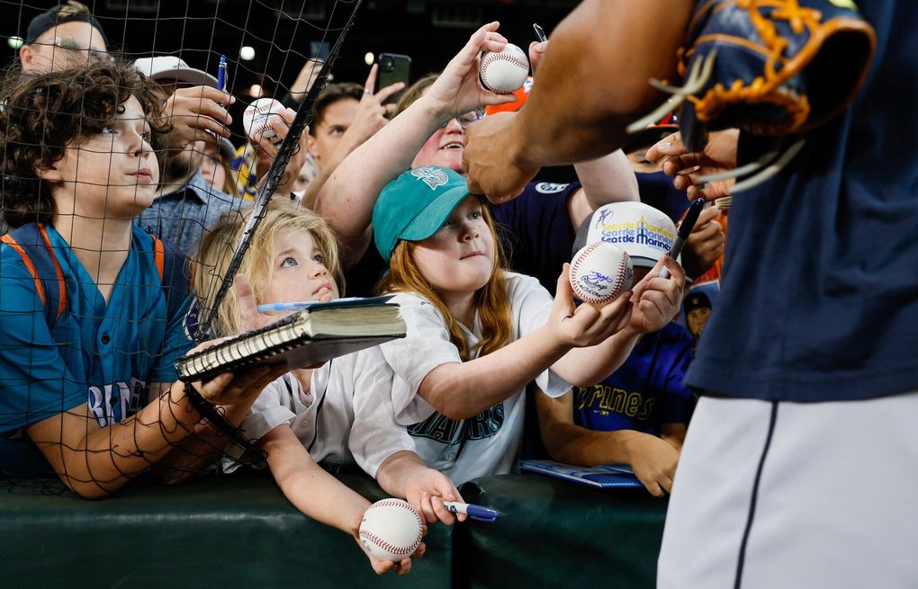 Houston Astros on X: Kept his head in the game. Tonight's Photo of the  Night, presented by @CommunityBankTX! #ForTheH  / X