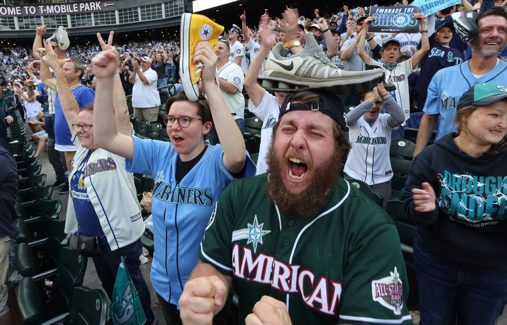 KUOW - Mariners fans celebrate a walk-off to the playoffs after waiting two  decades