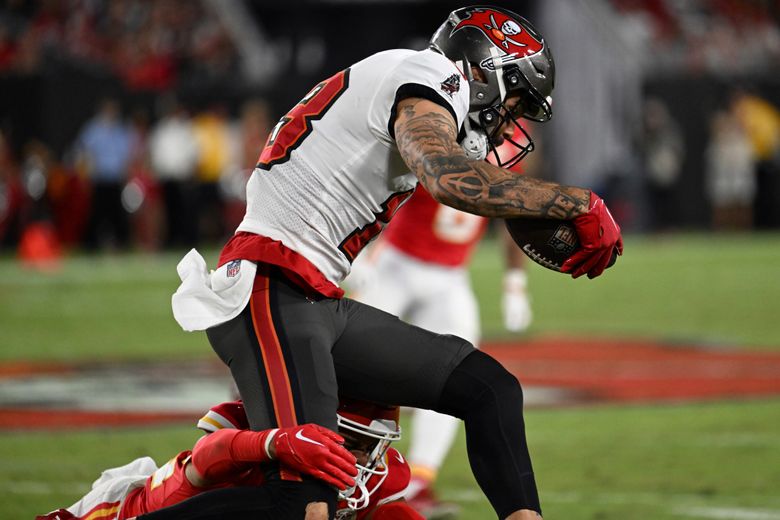 Bucs' Mike Evans avoids serious knee injury, considered day-to-day