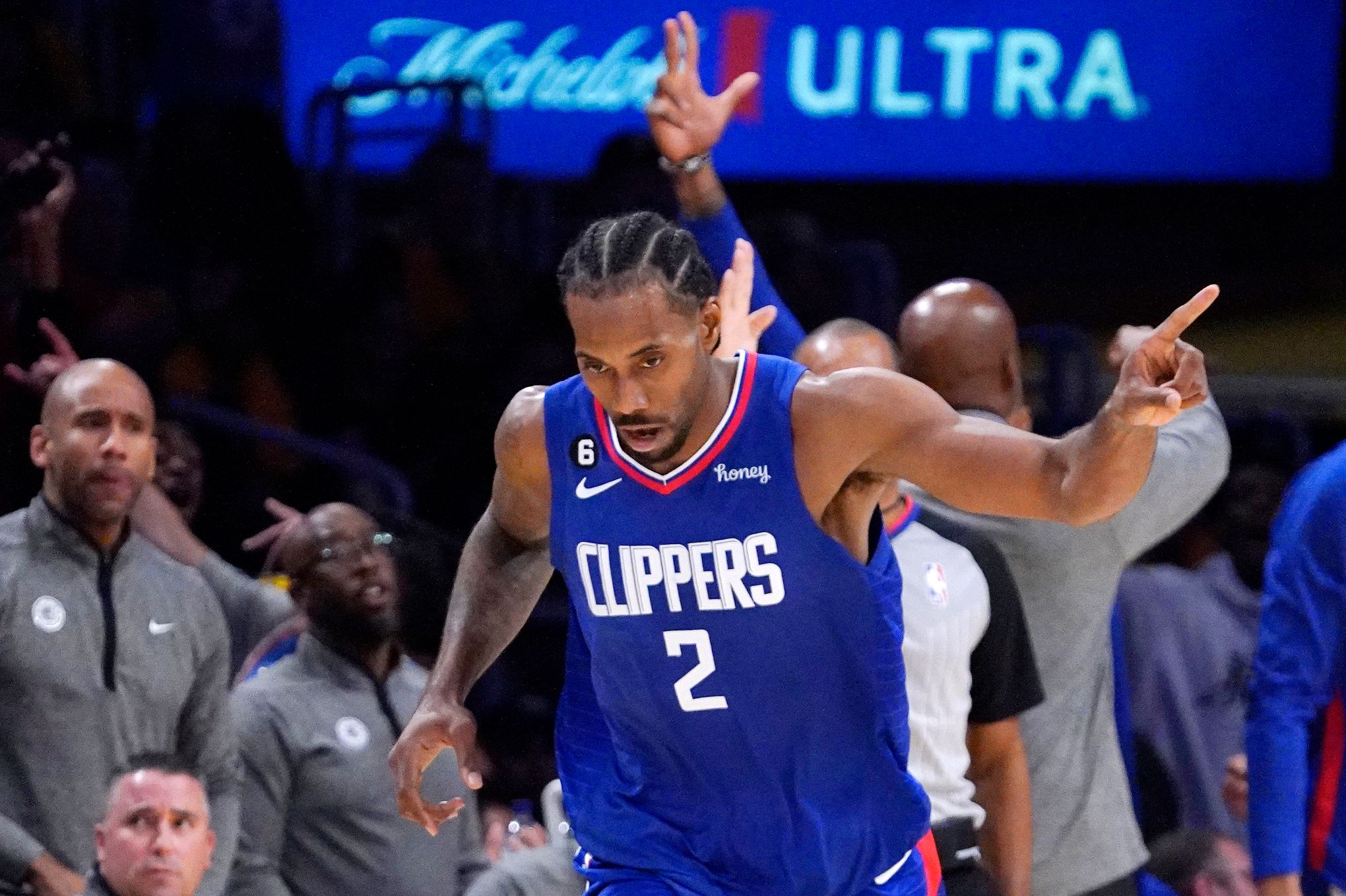 Clippers' Kawhi Leonard makes return after missing entire 2021