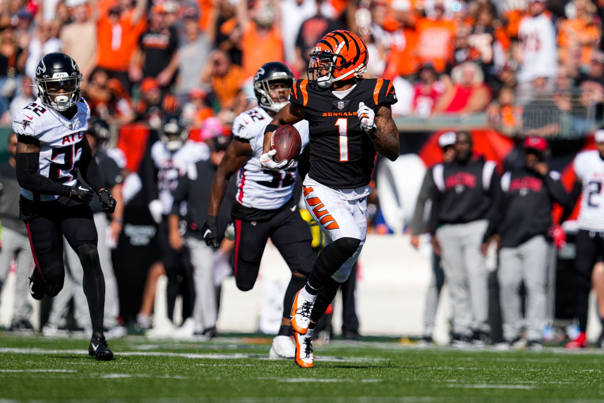 Trey Hendrickson, Cincinnati DE, goes to locker room with neck injury