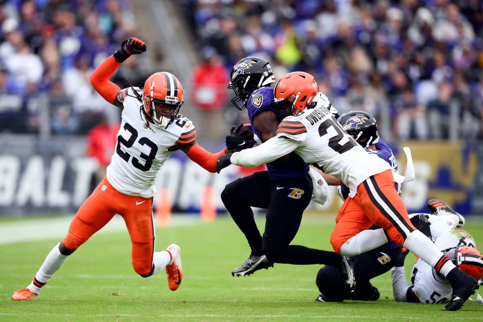 Browns lose another LB, Owusu-Koramoah (foot) out for season - The San  Diego Union-Tribune