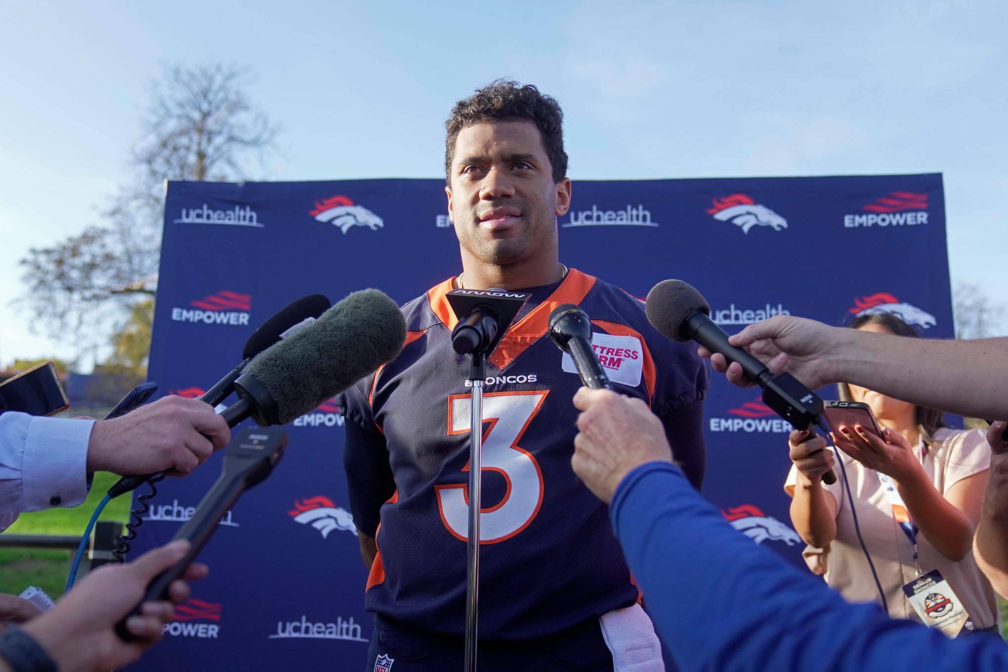 Broncos' Russell Wilson out against Jets with hamstring injury