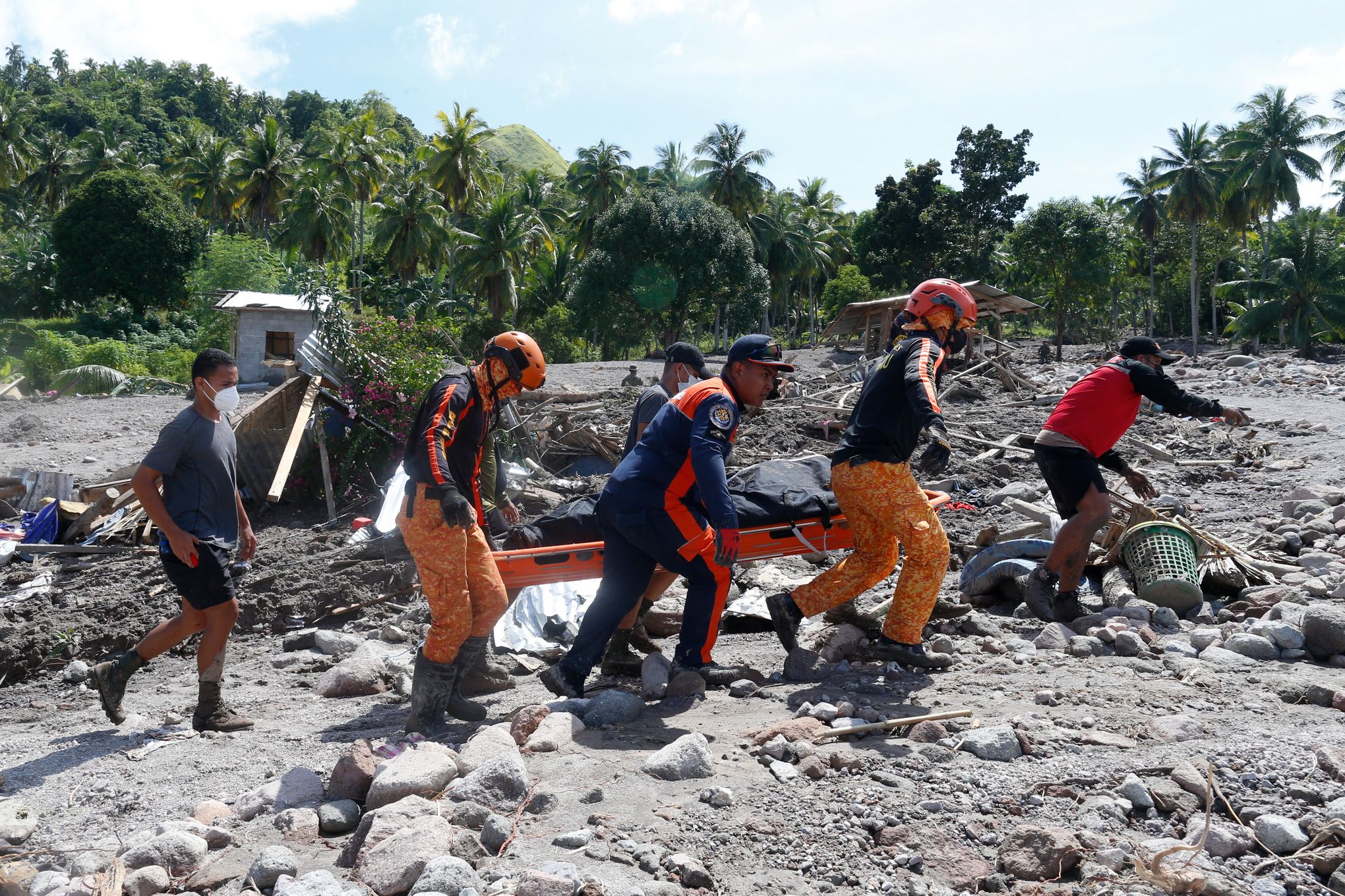 Philippine storm victims feared tsunami, ran toward mudslide