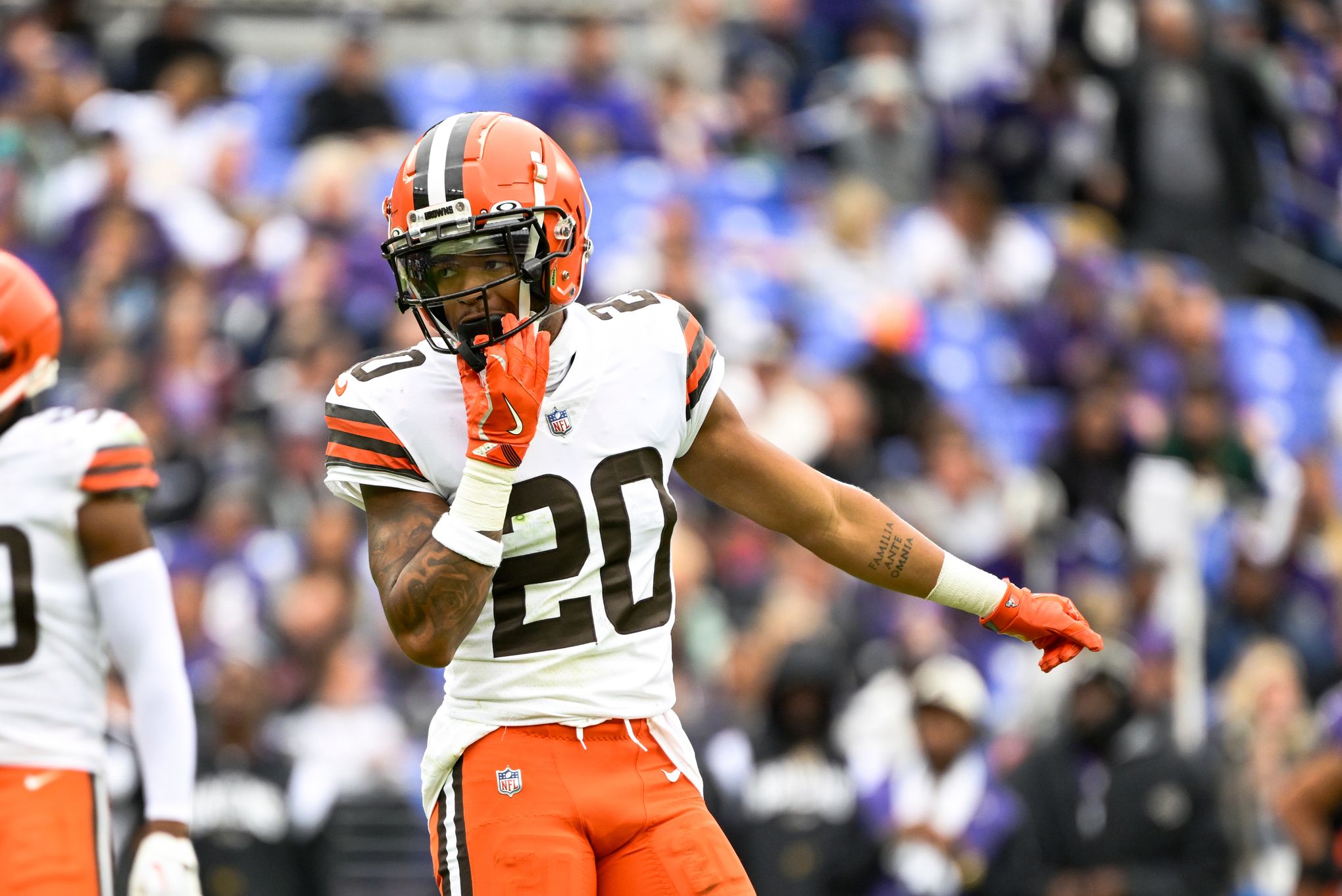 Garrett says Browns lacking focus, CB Newsome has concussion