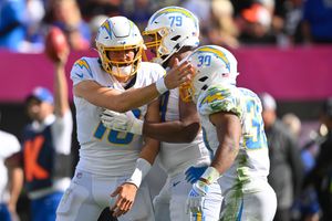 Chargers hang on, beat Browns 30-28 after LA coach's gamble