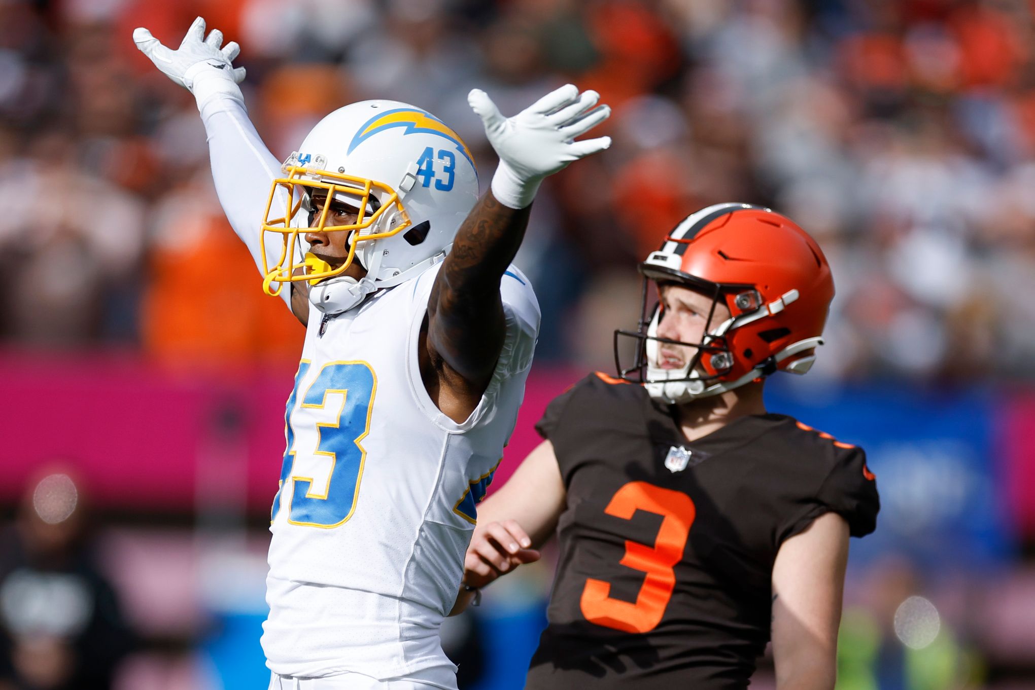 Chargers hang on, beat Browns 30-28 after LA coach's gamble