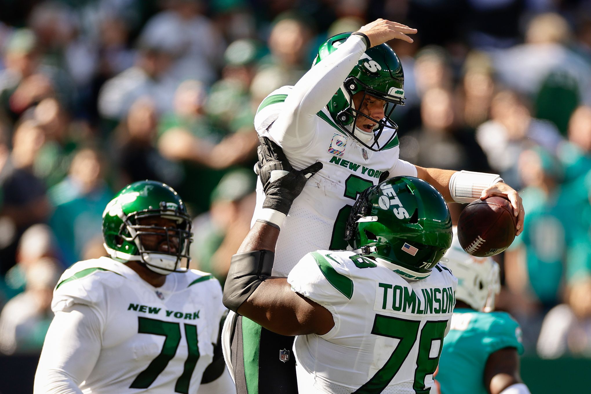 New York Jets defensive end Carl Lawson (58) defends against the