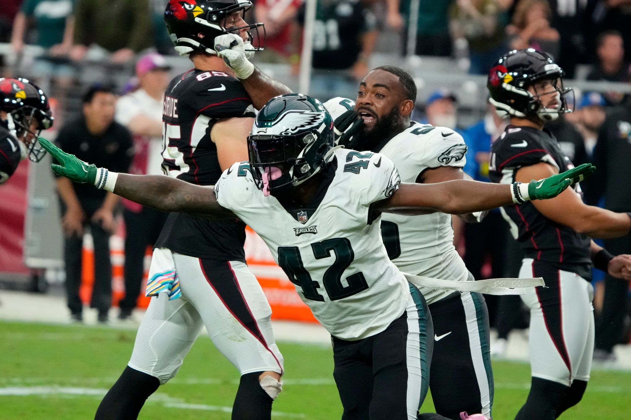 Eagles stay undefeated, hang on to beat Cardinals 20-17