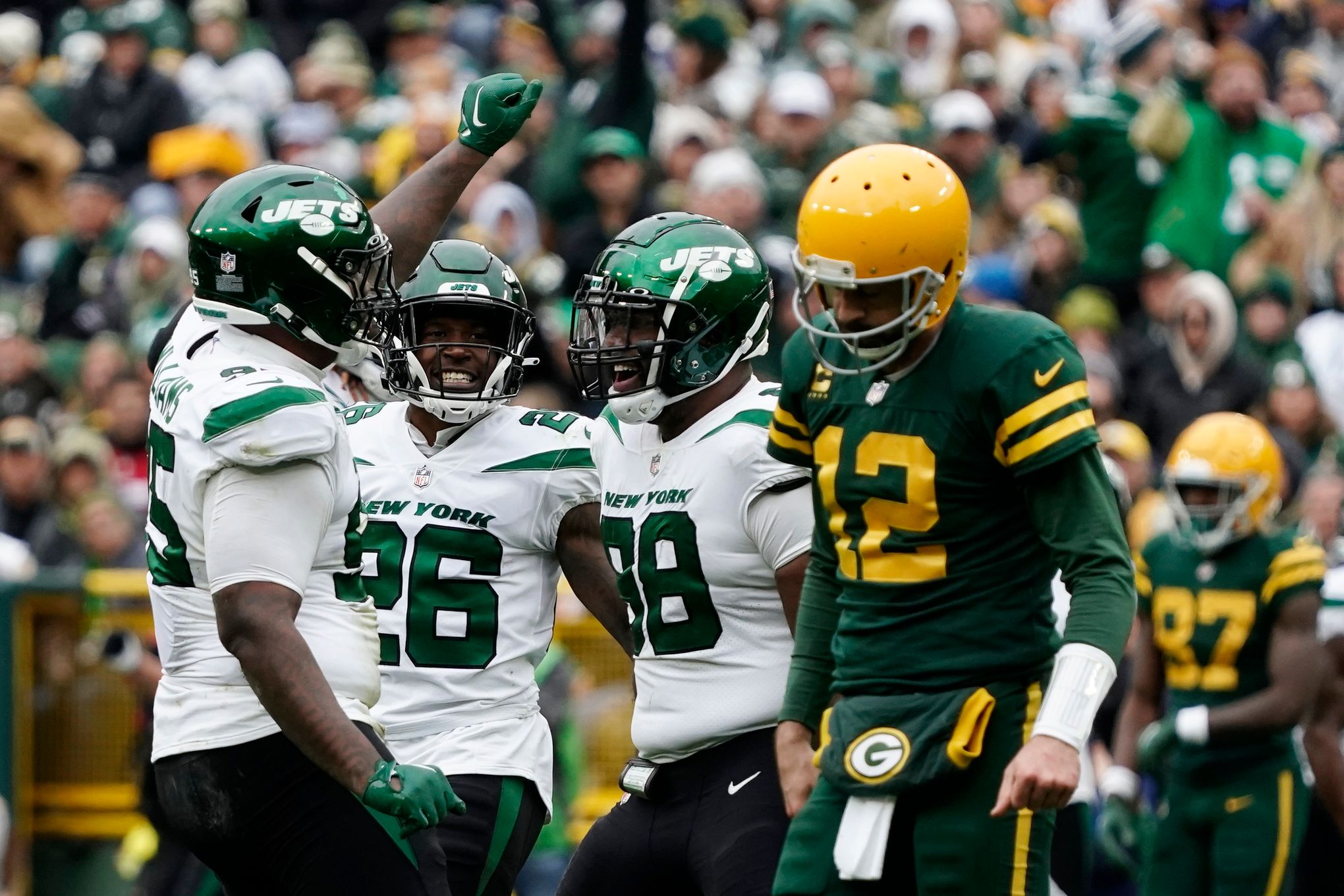 Defense, Hall lead Jets to convincing victory over Packers, 27-10