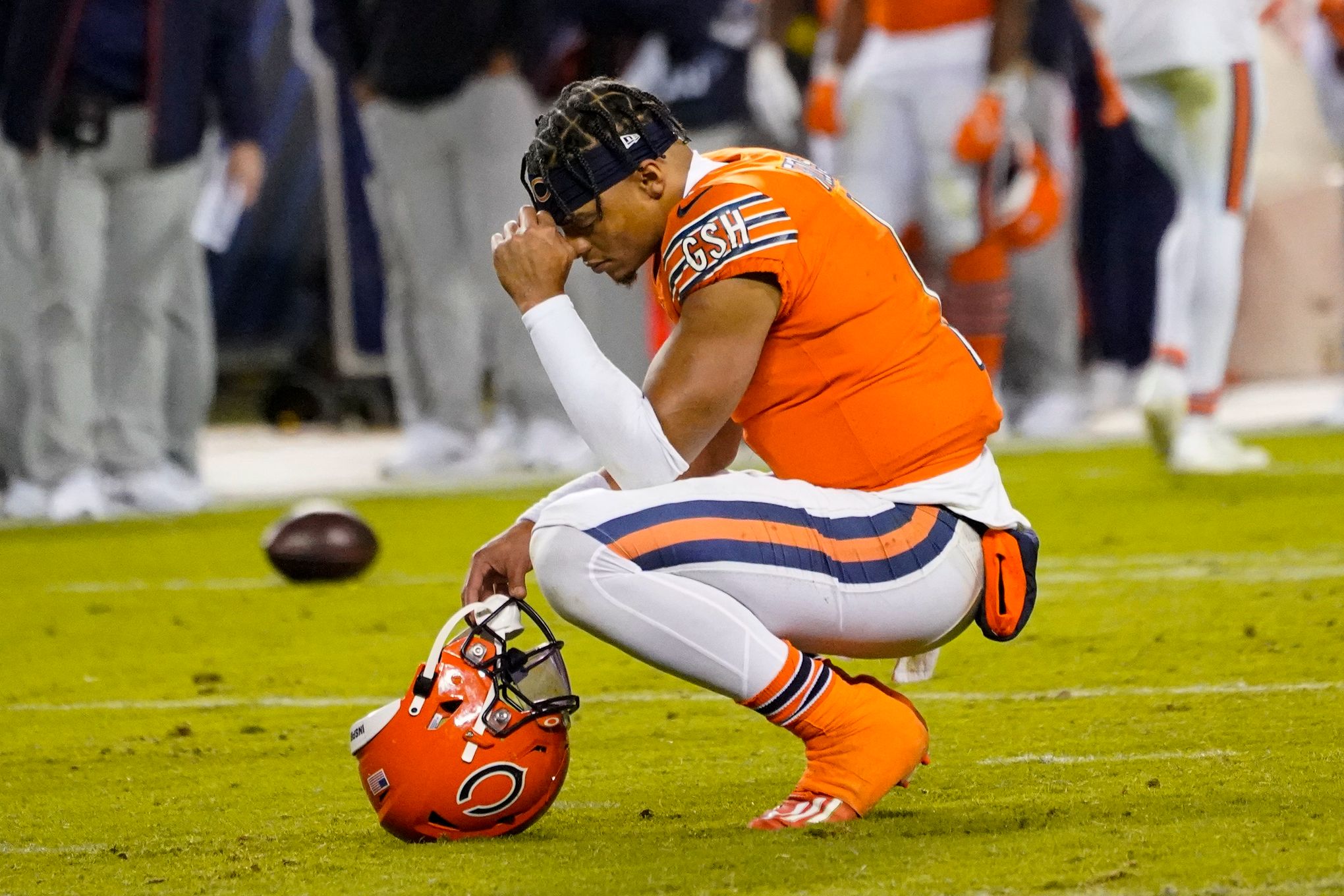 Justin Fields finds Dante Pettis for 12-yard score