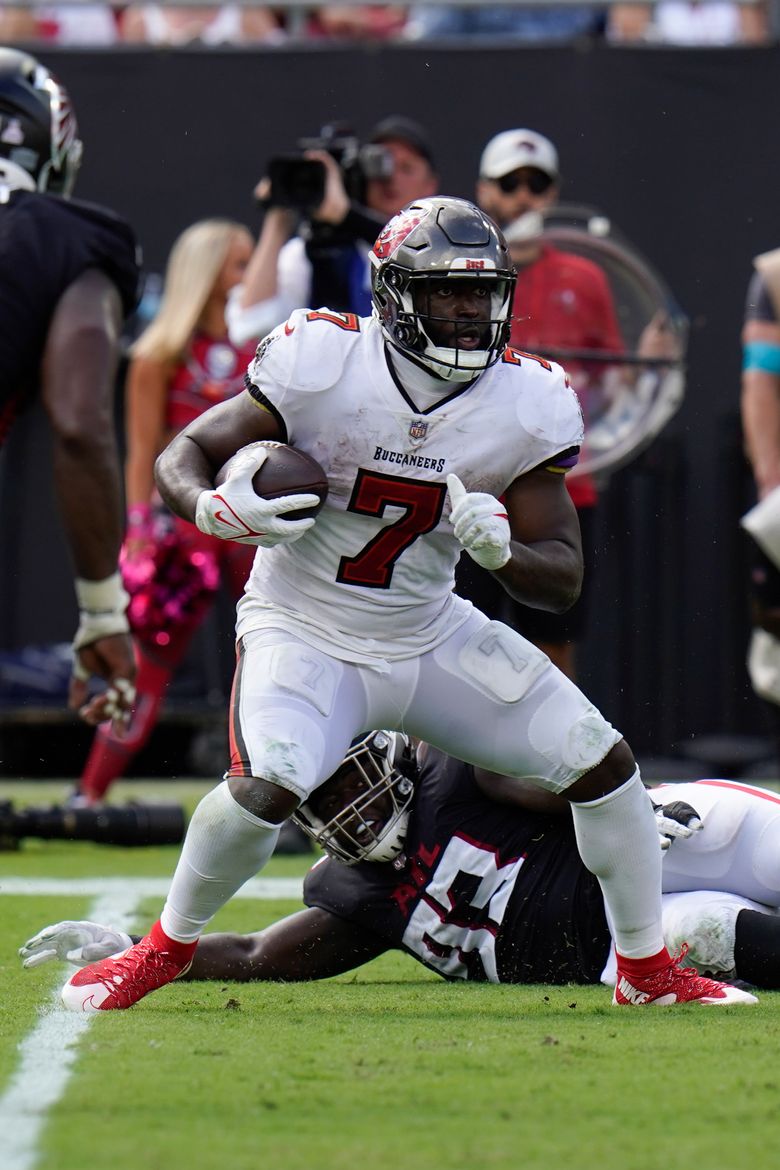 Child tackled by security after running on field during Buccaneers vs.  Falcons game 