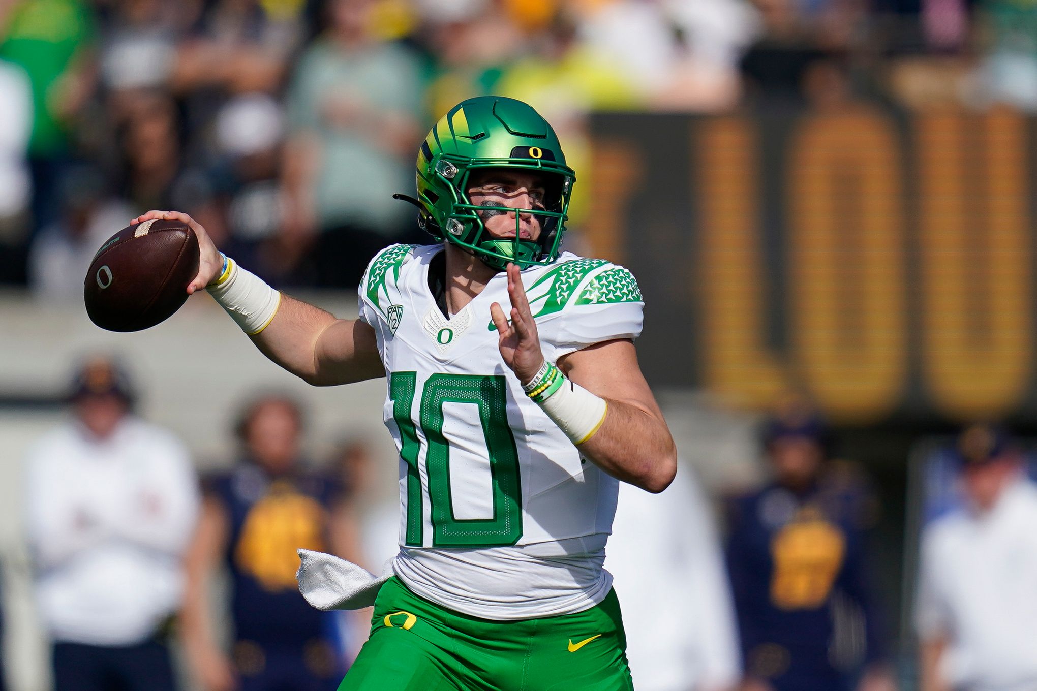 Bo Nix makes his Heisman statement as Oregon beats UCLA 